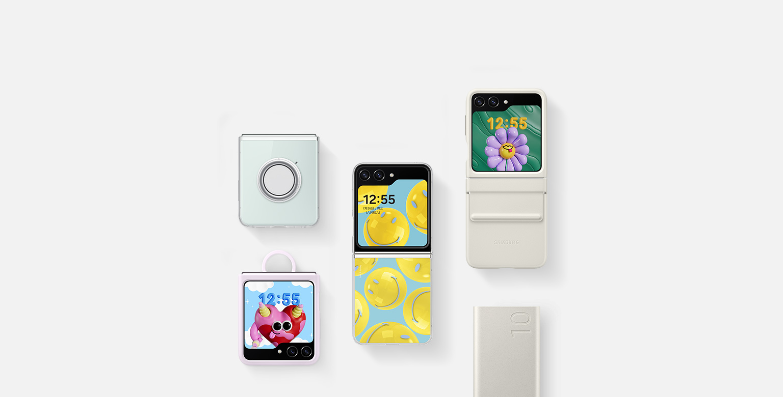 Galaxy Z Flip5配件的平面布局:一个移动电源、配备Galaxy Z Flip5透明多功能保护壳的Galaxy Z Flip5、配备紫色的Galaxy Z Flip5指环式硅胶保护壳的Galaxy Z Flip5、配备淡黄色的Galaxy Z Flip5环保生态皮保护壳的Galaxy Z Flip5以及配备的智能主题保护壳的Galaxy Z Flip5,激活了带有笑脸的卡片。