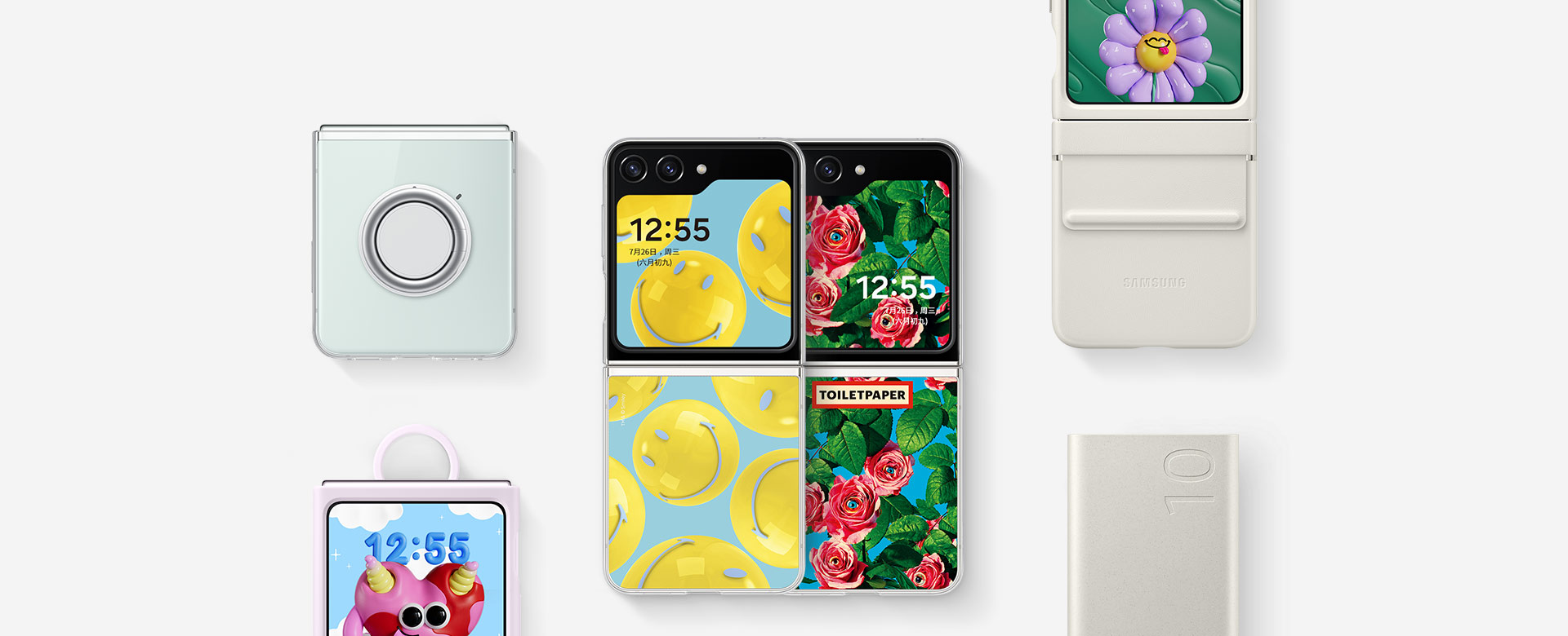 Galaxy Z Flip5配件的平面布局:一个移动电源、配备Galaxy Z Flip5透明多功能保护壳的Galaxy Z Flip5、配备紫色的Galaxy Z Flip5指环式硅胶保护壳的Galaxy Z Flip5、配备米白的Galaxy Z Flip5环保生态皮保护壳的Galaxy Z Flip5以及两个配备智能主题保护壳的Galaxy Z Flip5。一个激活了有笑脸的卡片,另一个激活了“Toiletpaper”IP联名的NFC卡片。