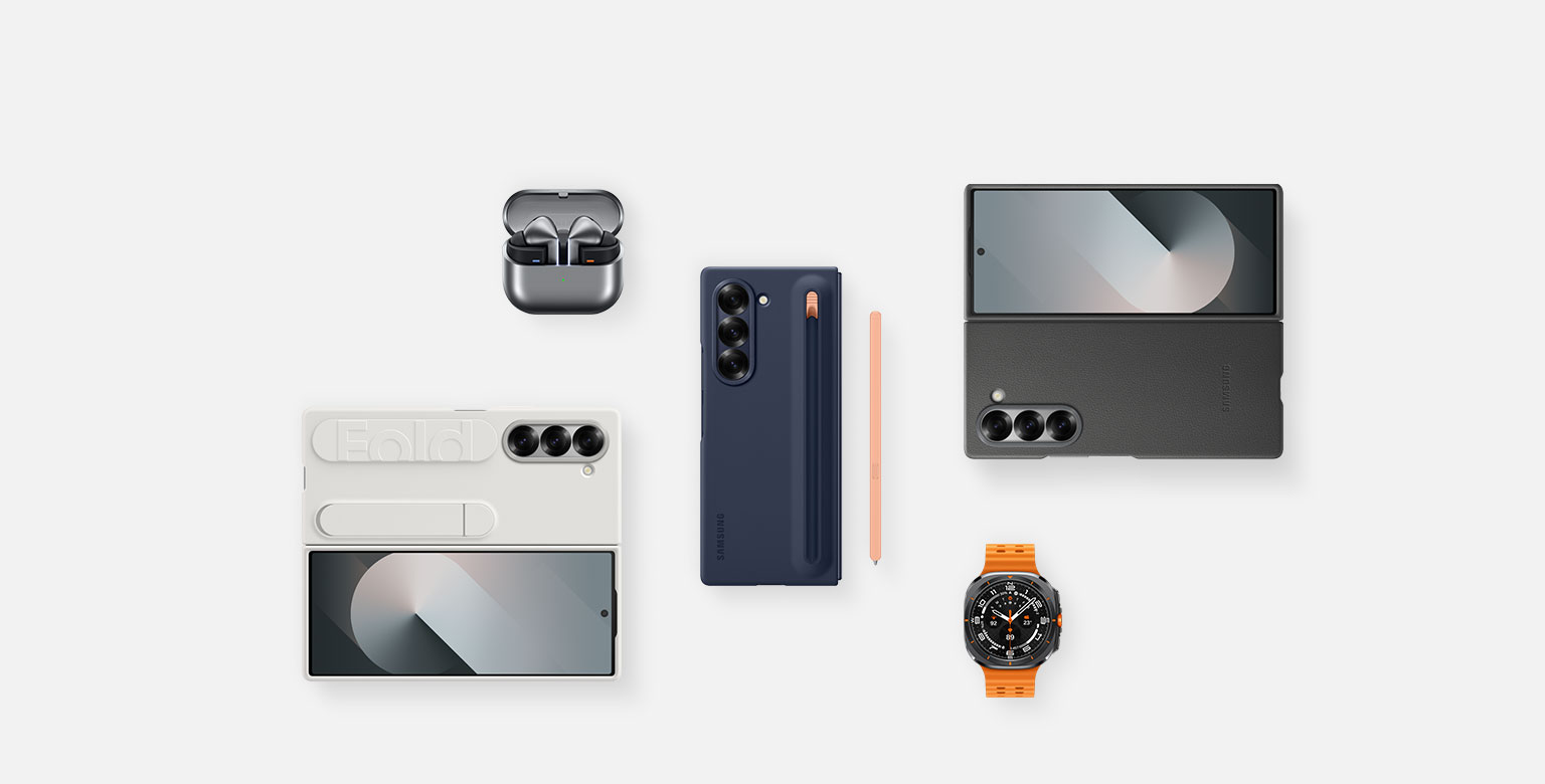Galaxy Z Fold6配件平面图展示着:幻羽银Galaxy Buds3 Pro耳机和打开的充电盒、深蓝色的Galaxy Z Fold6纤巧S Pen保护壳和在侧面放置粉色S Pen触控笔的Galaxy Z Fold6、灰色Galaxy Z Fold6环保生态皮保护壳的Galaxy Z Fold6、钛岩灰Galaxy Watch Ultra和配备白色立式腕带保护壳的Galaxy Z Fold6。
