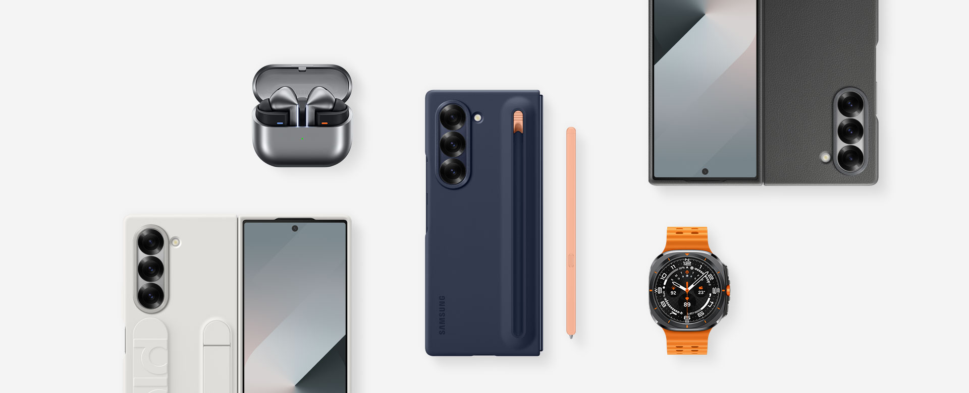 Galaxy Z Fold6配件平面图展示着:幻羽银Galaxy Buds3 Pro耳机和打开的充电盒、深蓝色的Galaxy Z Fold6纤巧S Pen保护壳和在侧面放置粉色S Pen触控笔的Galaxy Z Fold6、灰色Galaxy Z Fold6环保生态皮保护壳的Galaxy Z Fold6、钛岩灰Galaxy Watch Ultra和配备白色立式腕带保护壳的Galaxy Z Fold6。