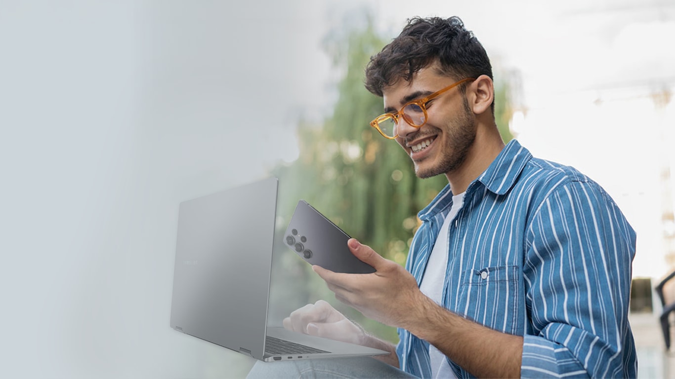 手持配备轻型锂离子电池的 Galaxy 设备的人。