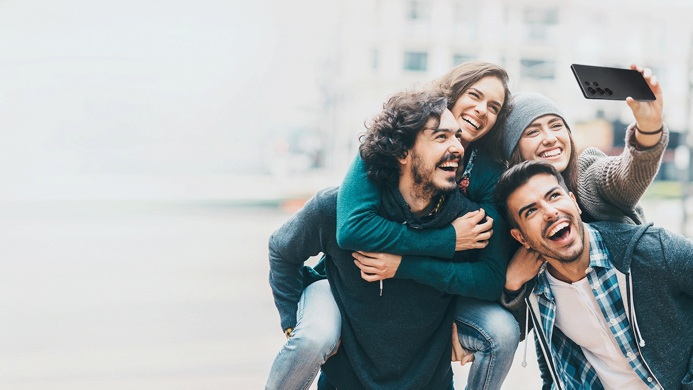 一群人在查看Galaxy设备