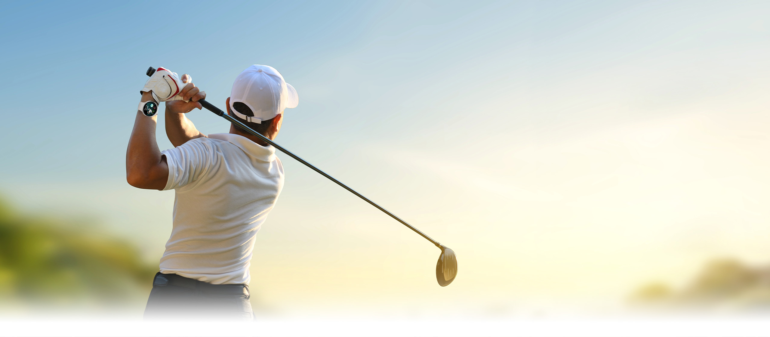 画面中，一位女性正在户外奔跑，她的手上佩戴着一款Galaxy Watch8 。