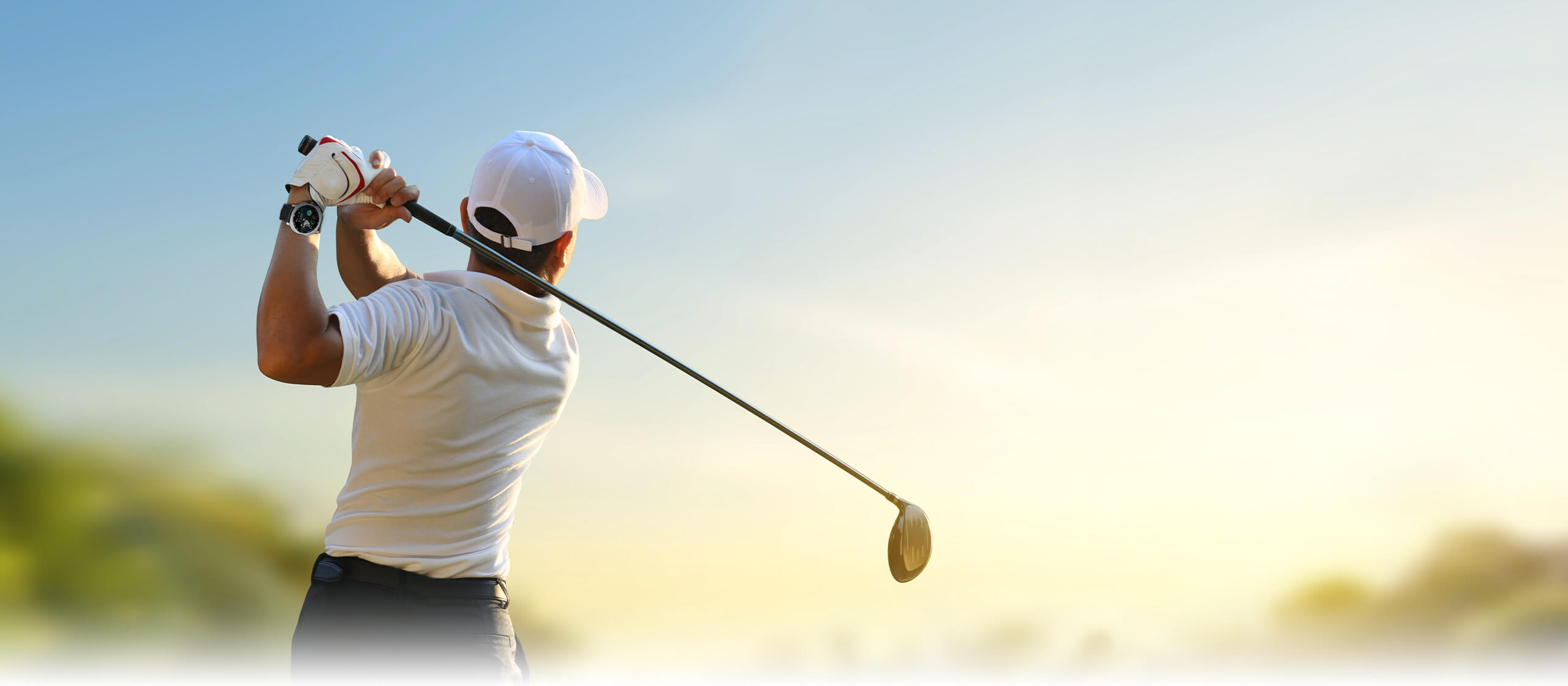 画面中，一位女性正在户外奔跑，她的手上佩戴着一款Galaxy Watch8 。