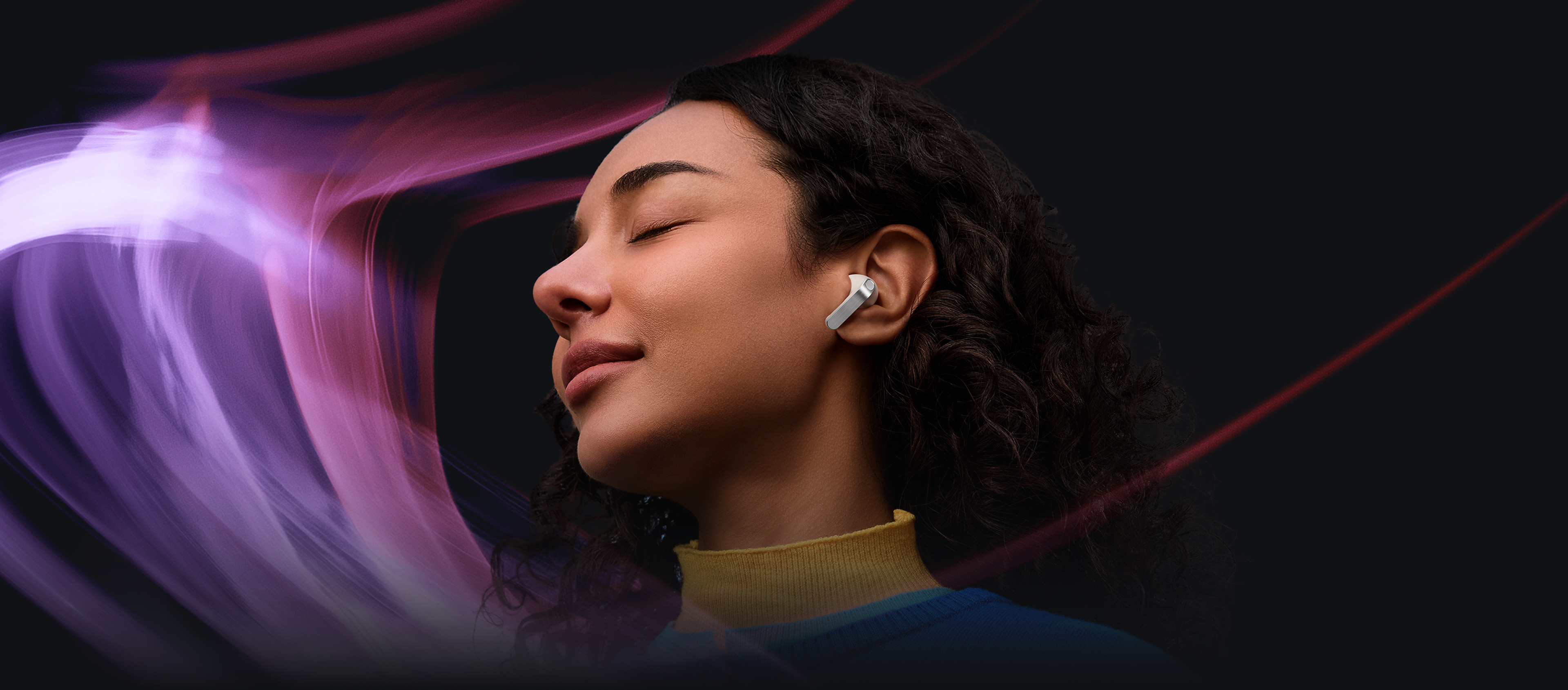 画面中，一位女性耳畔佩戴着一只Galaxy Buds4 Pro耳机。