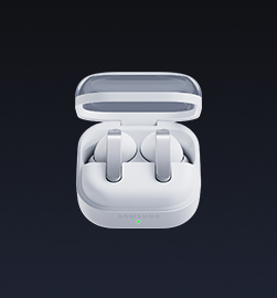 画面展示了一对Galaxy Buds4 Pro耳机，静置于敞开的充电盒中。