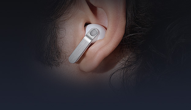 特写镜头聚焦人物耳畔，单只Galaxy Buds4 Pro耳机轻盈贴合。