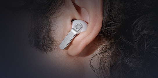 特写镜头聚焦人物耳畔，单只Galaxy Buds4 Pro耳机轻盈贴合。