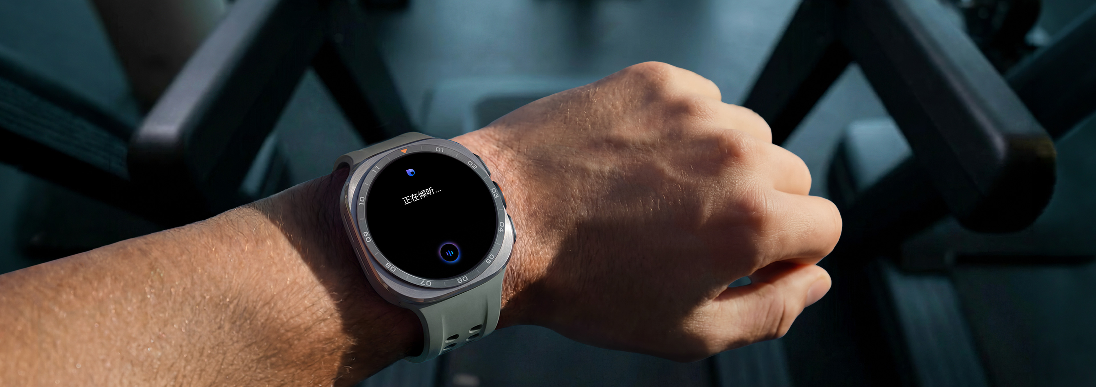 画面中，一个身影出现在跑步机上，他腕间佩戴一块钛霜银色Galaxy Watch Ultra2，搭配一条绿色水上运动表带；抬手举手之际，手表屏幕呈现出“询问Bixby”的字样，直观展现Galaxy Watch Ultra2抬腕即可进行语音交互的独特功能。