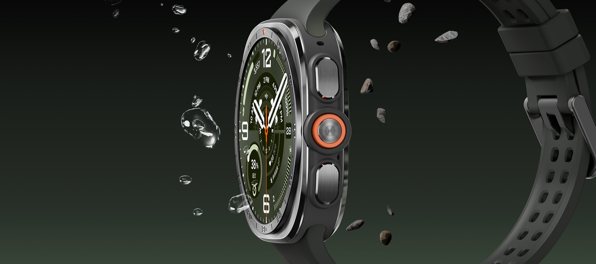 钛霜银色Galaxy Watch Ultra2搭配绿色水上运动表带，侧面视角呈现；手表四周飞溅水花、散落砂石，以此展示其可抵御水、沙尘等复杂环境的耐用性能。