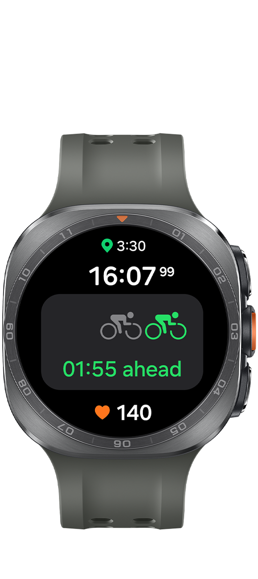 画面展示了一块绿色水上运动表带Galaxy Watch Ultra2，手表搭配一条绿色水上运动表带，镜头以正面视角展示了手表屏幕上的跑步功能界面。屏幕跑步功能界面展示两名骑行者图示：前方骑手图标对应实时配速，后方骑手图标代表历史最佳记录，界面同步标注“领先时长为1分45秒”的字样。画面同步展示了实时时间、骑行累计时长与即时心率的相关数据。
