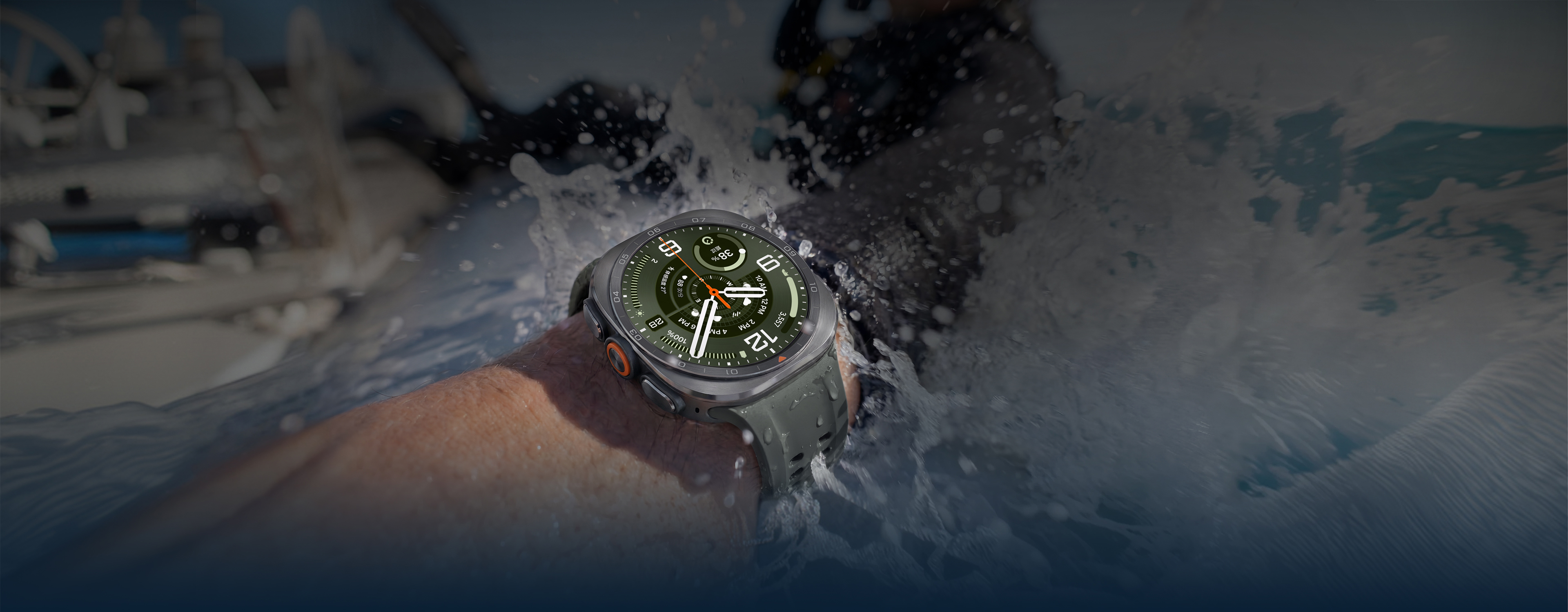 佩戴钛霜银色Galaxy Watch Ultra2、绿色水上运动表带的使用者，手腕处有水花溅落。