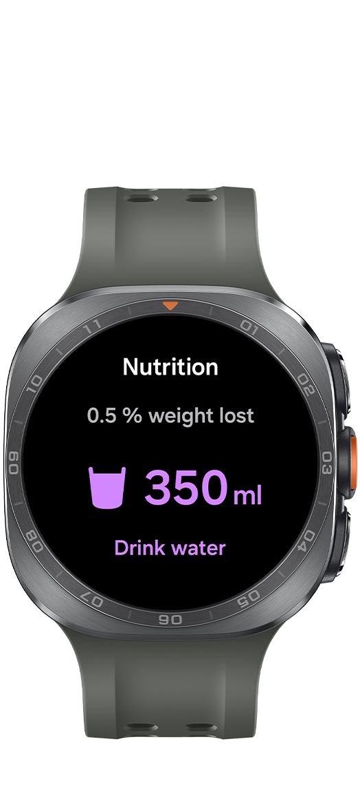 钛霜银色Galaxy Watch Ultra2，搭配绿色水上运动表带，手表正面朝上向镜头，屏幕显示补水提醒界面。屏幕文字显示为：“营养。建议补水350毫升。体重流失0.5%。