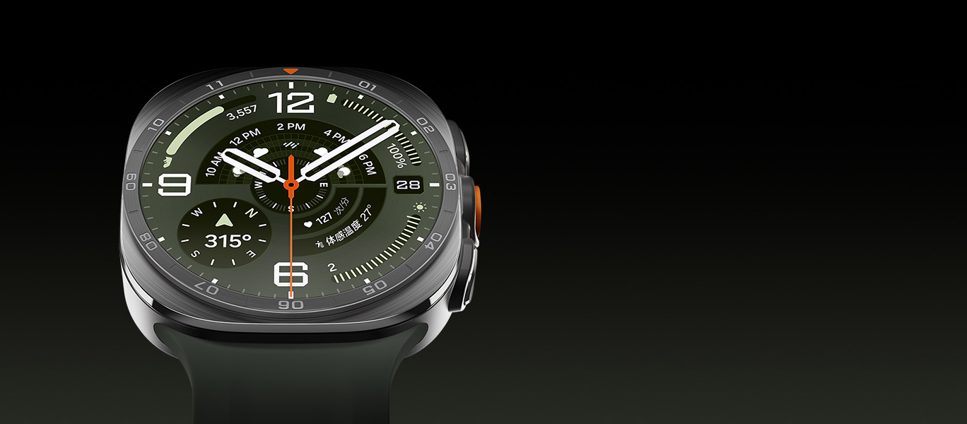 特写展示钛霜银色Galaxy Watch Ultra2，搭配绿色水上运动表带；手表正面朝向镜头、视角略微上扬，呈现出硬朗大气、质感出众的整体外观设计。