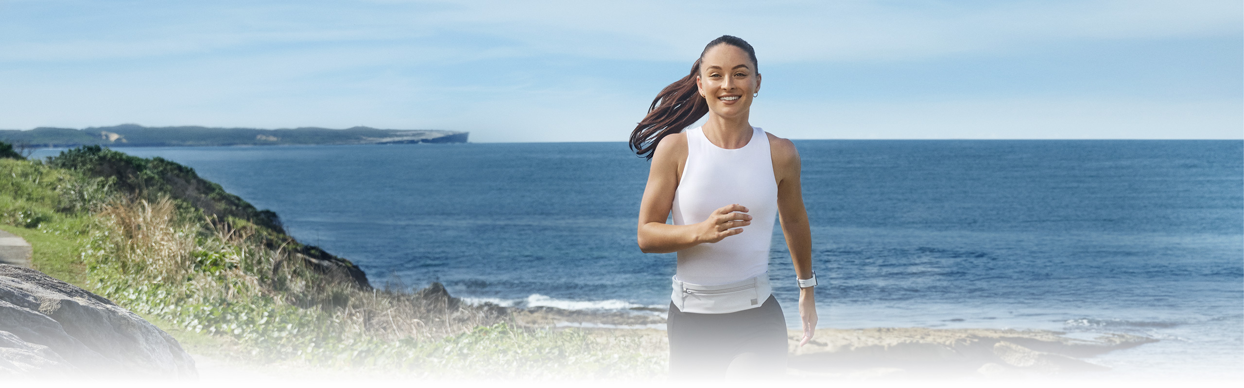 画面中，一位女性正在户外奔跑，她的手上佩戴着一款Galaxy Watch8 。