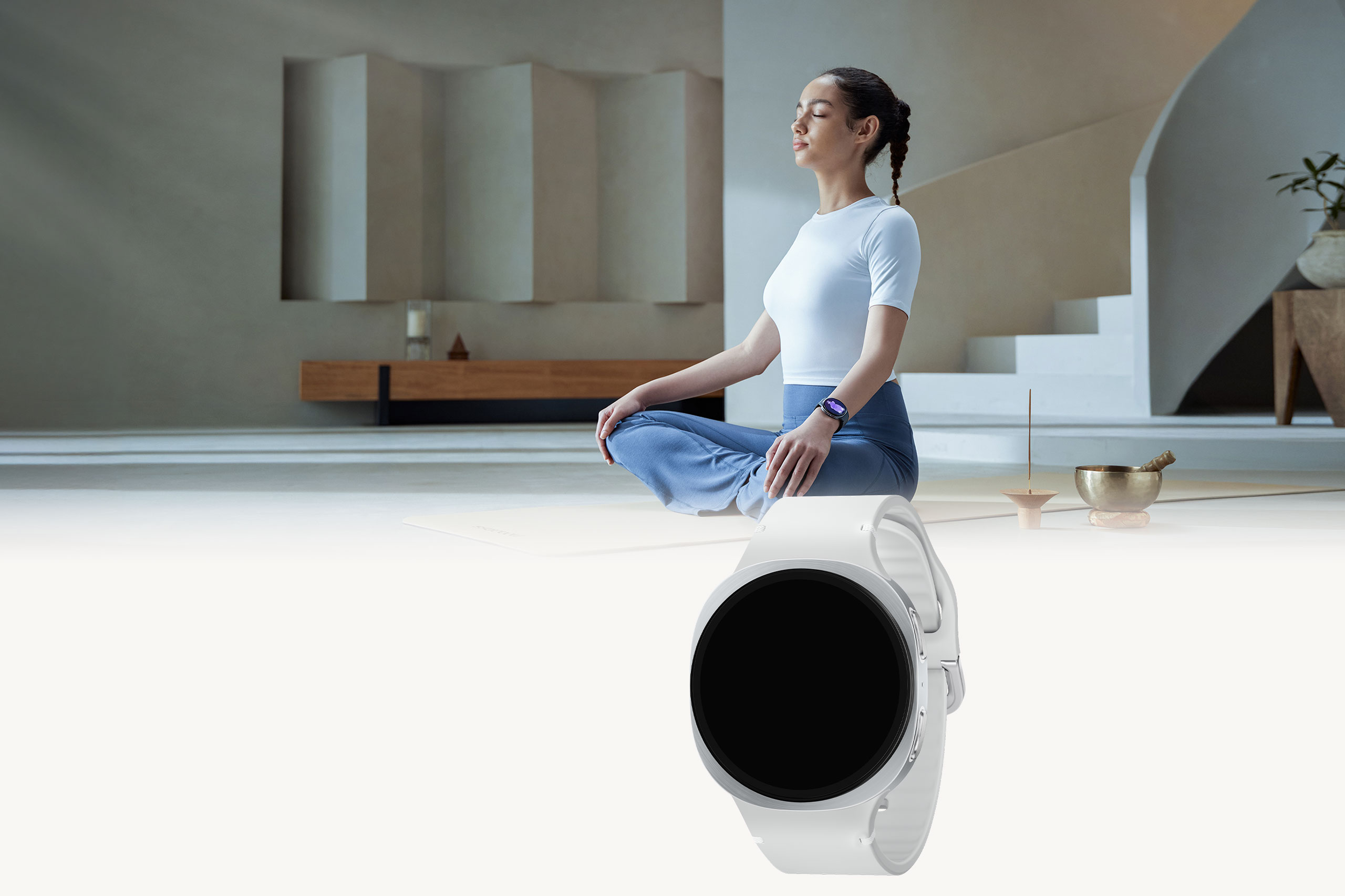 一位女性盘腿坐在室内，闭着眼睛，手腕上戴着Galaxy Watch8。
