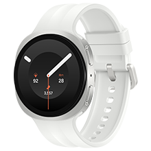画面中的远空银色Galaxy Watch9搭配白色运动表带佩戴于腕间，表身微向左倾。