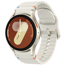 画面呈现一块云际白色Galaxy Watch7，手表搭配同色系运动表带，腕表佩戴于手腕并略微向左侧倾斜。