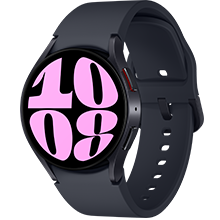 画面中的云影灰Galaxy Watch6搭配灰色运动表带佩戴于腕间，表身微向左倾。