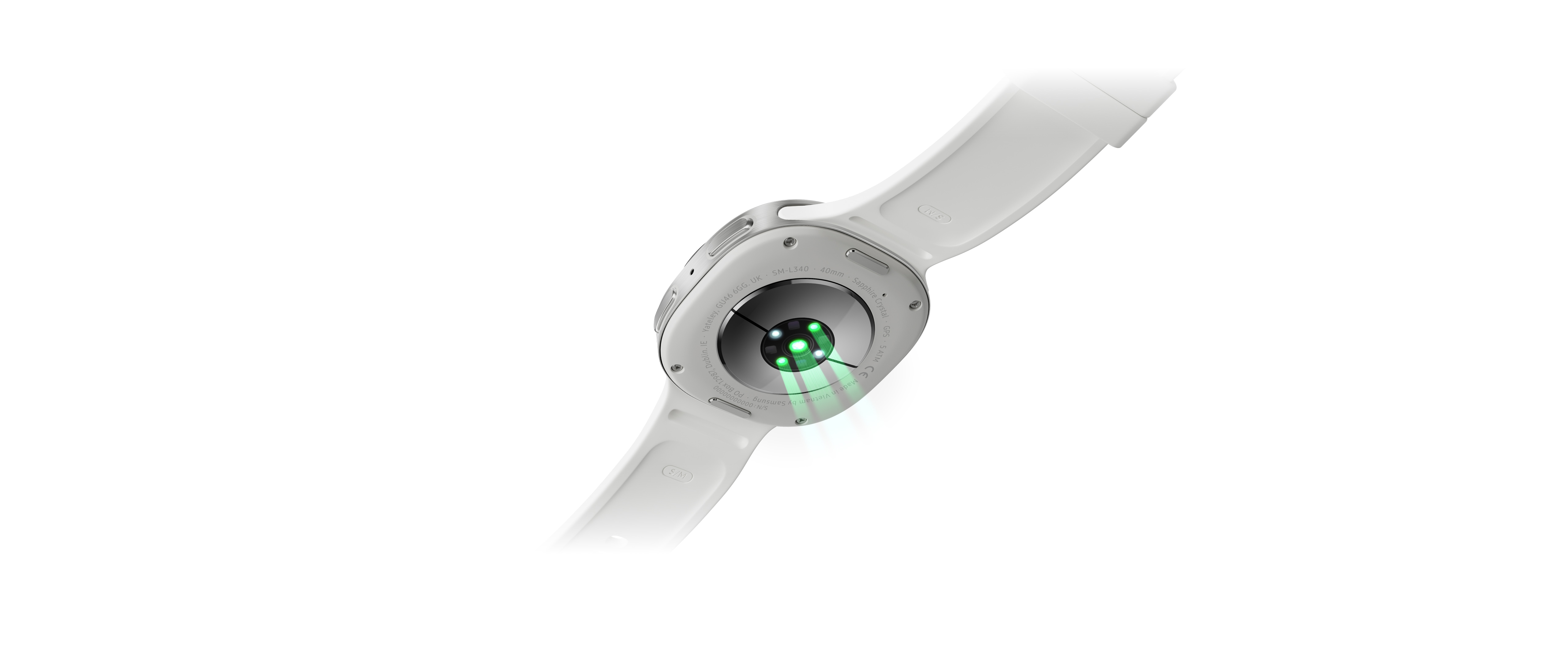 采用低角度仰拍呈现搭载白色运动表带的远空银色Galaxy Watch9，清晰凸显三星BioActive生物传感器模组，精准实现全天候健康数据跟踪，搭配新表带，佩戴贴合度提升。