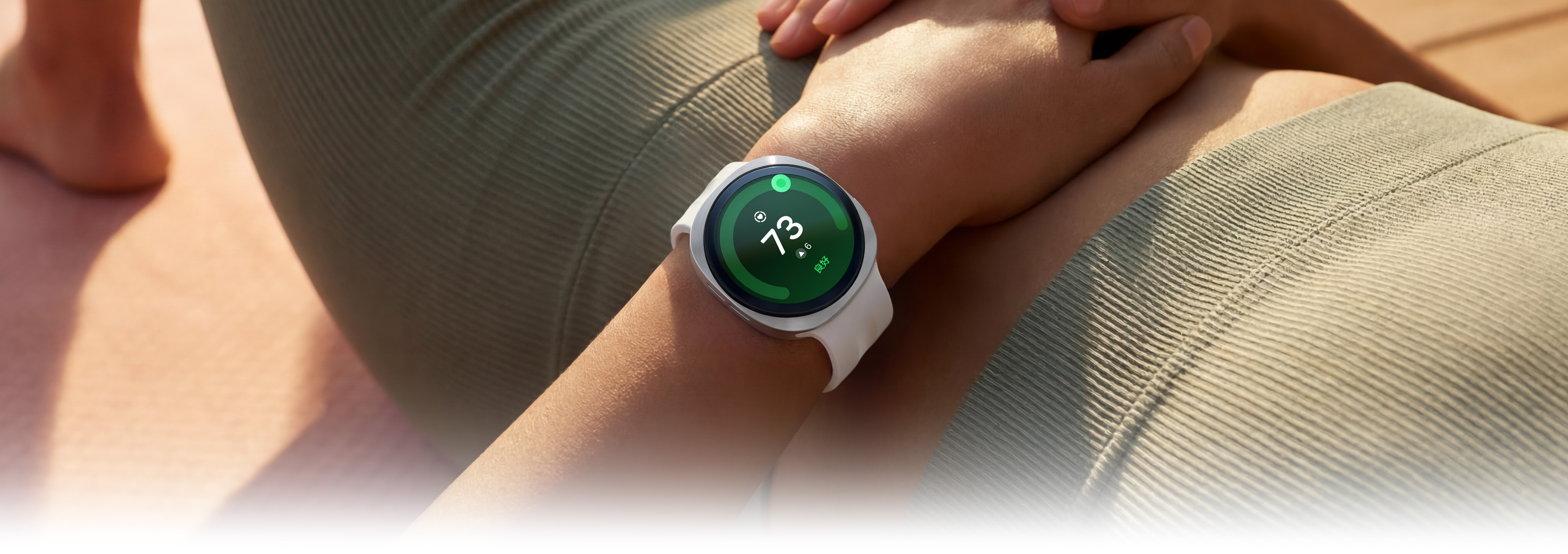 画面中的人物呈仰卧姿态，手腕佩戴远空银色Galaxy Watch9，这款手表搭配白色运动表带。屏幕实时显示心脏健康73分，直观展示了Galaxy Watch9搭载的心脏健康监测跟踪功能。
            