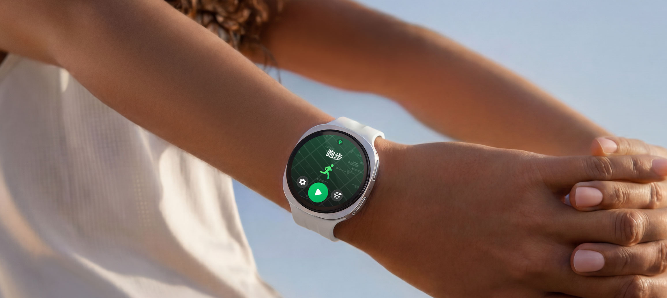 画面中的人物正在开展手臂拉伸动作，手腕处佩戴远空银色Galaxy Watch9，这款手表搭配白色运动表带。手表屏幕显示正在执行的跑步训练界面