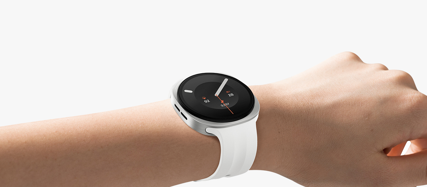 画面中，一款云凝白色Galaxy Watch9搭配同色系运动表带佩戴于手腕，手表整体微向右侧倾斜，纤薄流畅的机身线条与品牌标志性设计清晰呈现。表带质地轻薄柔韧，贴合腕部曲线，持久佩戴舒适自在。搭载无表耳设计，可有效缩减佩戴间隙。