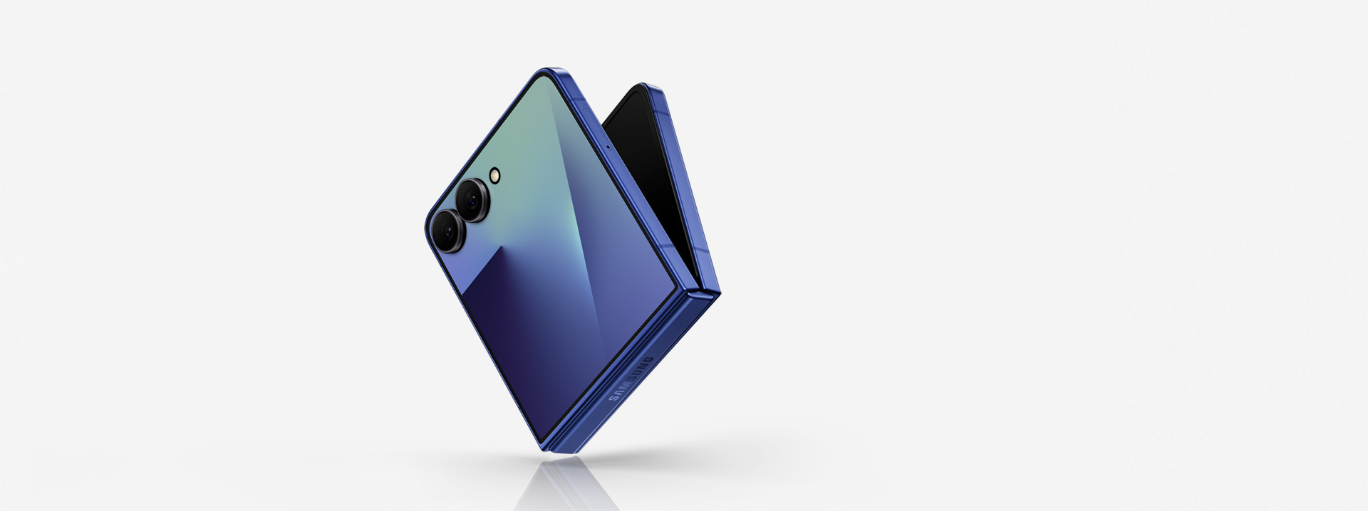 暗影蓝色的Galaxy Z Flip7呈一定角度微微展开，展示超大视野智能外屏。Galaxy AI。