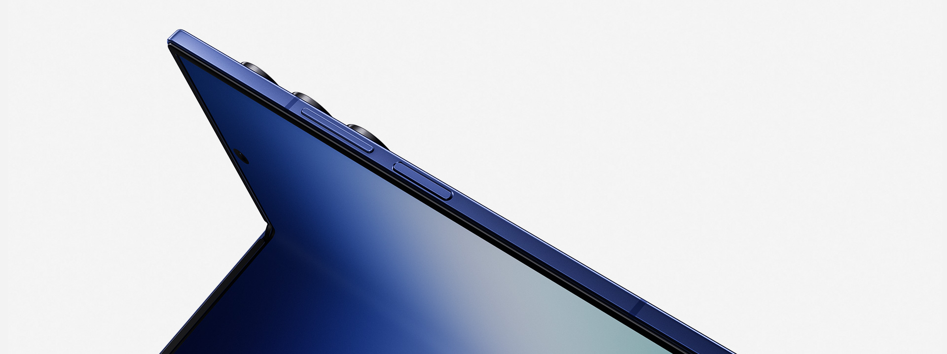 暗影蓝Galaxy Z Fold7以斜角展示，机身近乎完全展开姿态，宽大的内屏一览无遗。Galaxy AI。