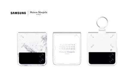 白色Galaxy Z Flip4 Maison Margiela限量版，旁边是两部带有Maison Margiela机壳的Galaxy Z Flip4