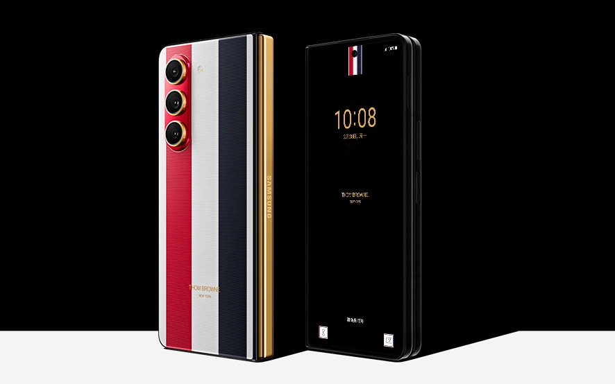 两部Galaxy Z Fold5 Thom Browne限量版手机，站立折叠。一个是从后方看，以显示背板玻璃的标志性罗缎饰设计，另一个是从正面看，以显示外屏上的限量版锁定屏幕。