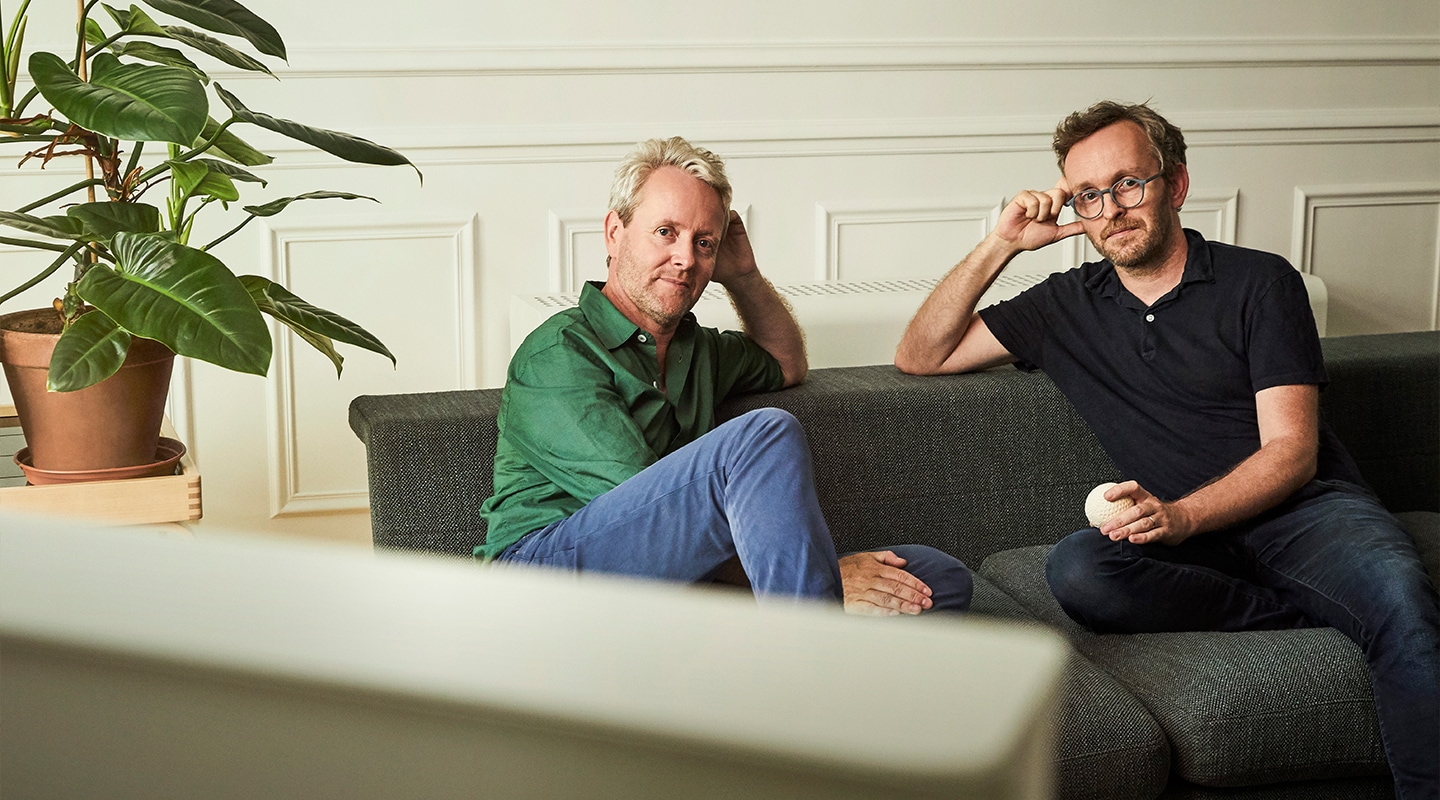 由布鲁克兄弟 (Bouroullecs) 打造的三星画境艺术电视在电视领域内创立了一种全新的美学。