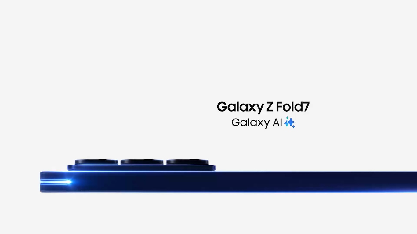 暗影蓝色的Galaxy Z Fold7。在聚光灯下尽显优雅，光线勾勒出它纤薄的侧边轮廓，随着流畅的转动，手机以黄金角度缓缓展开，宽大内屏如画卷般舒展开来。Galaxy AI