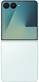 从背面看展开的青霜绿 Galaxy Z Flip7。