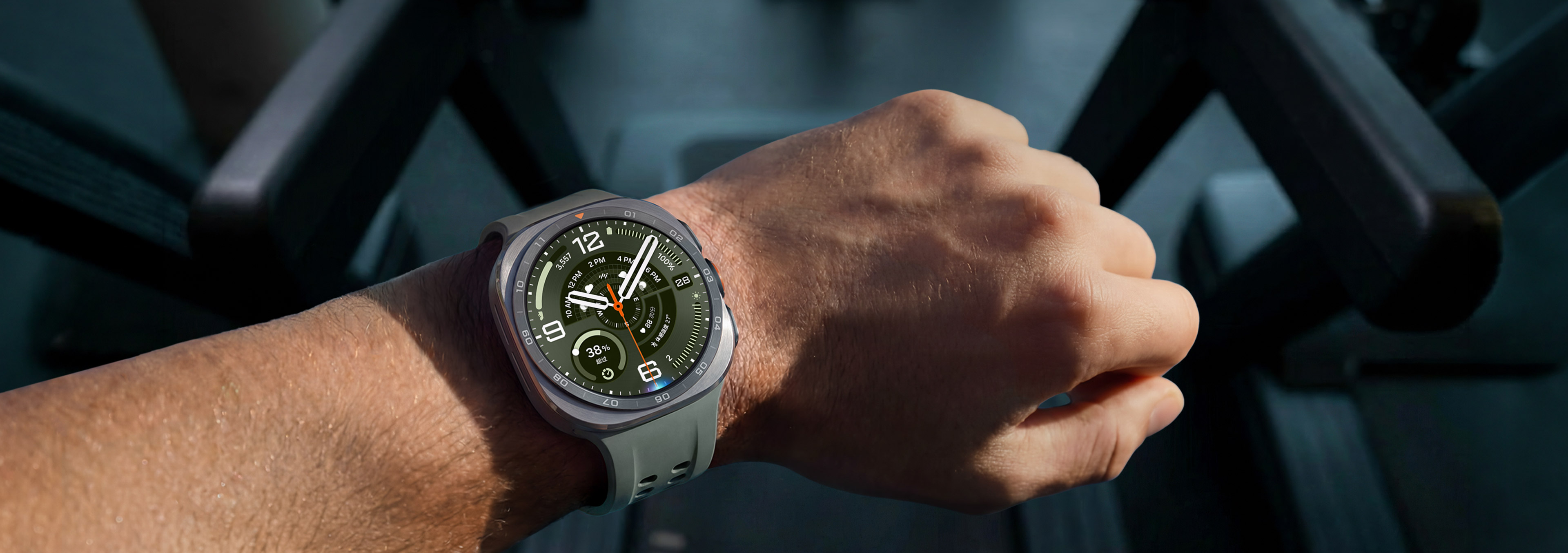 画面中，一个身影出现在跑步机上，他腕间佩戴一块钛霜银色Galaxy Watch Ultra2，搭配一条绿色水上运动表带；抬手举手之际，手表屏幕呈现出“询问Bixby”的字样，直观展现Galaxy Watch Ultra2抬腕即可进行语音交互的独特功能。
