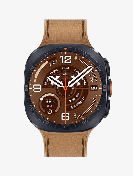 配备驼色竞技表带的 Galaxy Watch Ultra2，展示正面视角与近距离斜侧视角，表盘显示时间、日期、步数、天气、电量百分比、心率以及指南针等信息。