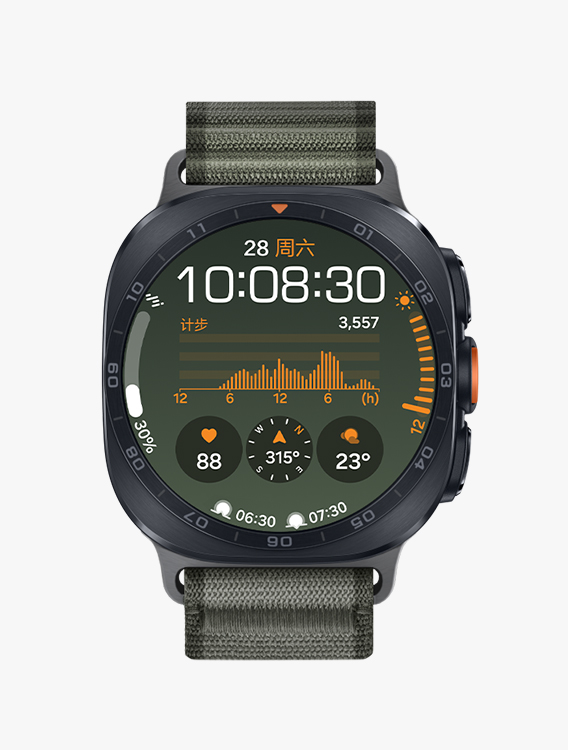 配备橄榄绿色越野表带的 Galaxy Watch Ultra2，展示正面视角与近距离斜侧视角，表盘显示日期、时间、步数、天气、心率、指南针、日出日落等信息。
