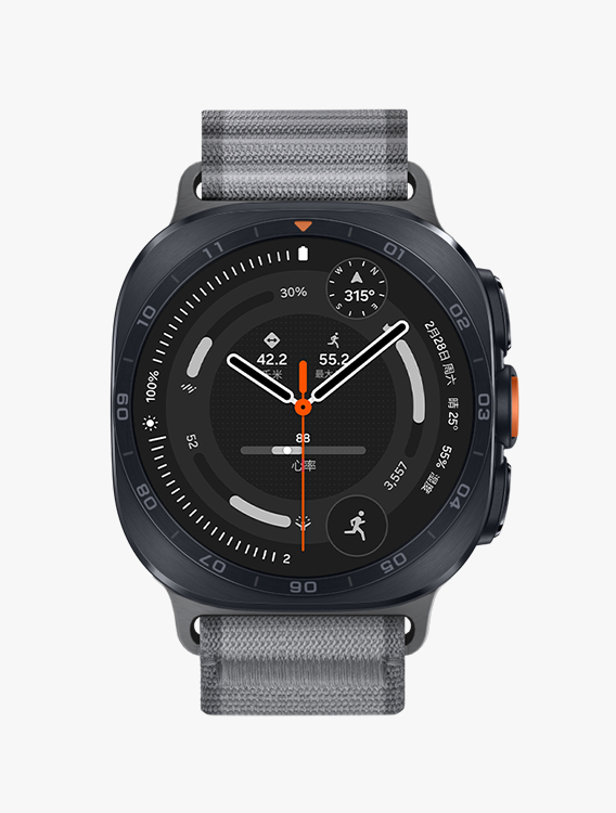 配备灰色越野表带的 Galaxy Watch Ultra2，展示正面视角与近距离斜侧视角，屏幕显示跑步运动表盘。