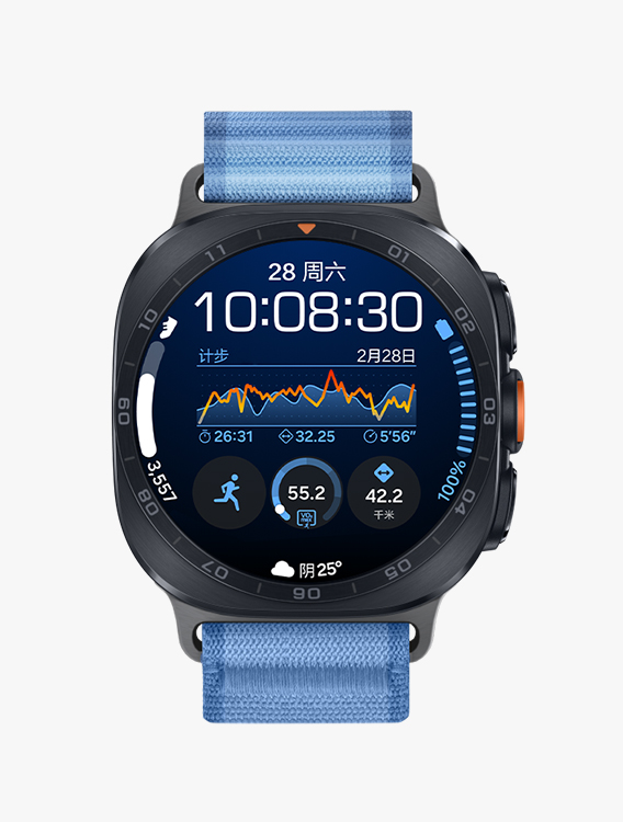 配备蓝色越野表带的 Galaxy Watch Ultra2，展示正面视角与近距离斜侧视角，表盘显示日期、时间、跑步运动数据、步数、电量百分比以及天气等信息。