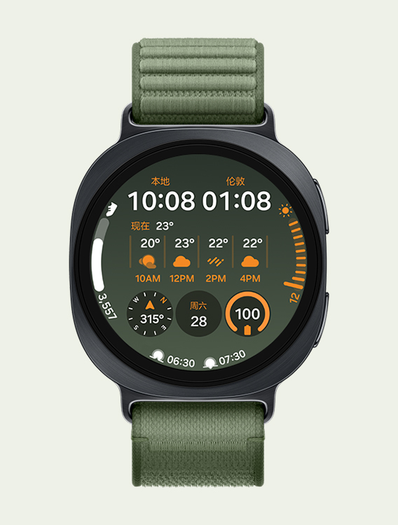 配备橄榄绿色织物表带的 Galaxy Watch9，展示正面视图与斜向特写视图，表盘可显示当地时间、家乡时间、天气、步数、指南针、日期、电量百分比、日出及日落等信息。