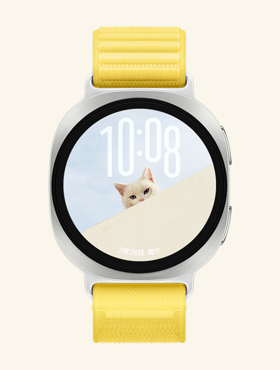 配备黄色织物表带的 Galaxy Watch9，展示正面视角与斜向特写视角；手表使用自定义人像表盘，时间显示在表盘上方，日期显示在表盘下方，界面文字不会遮挡猫咪图案。