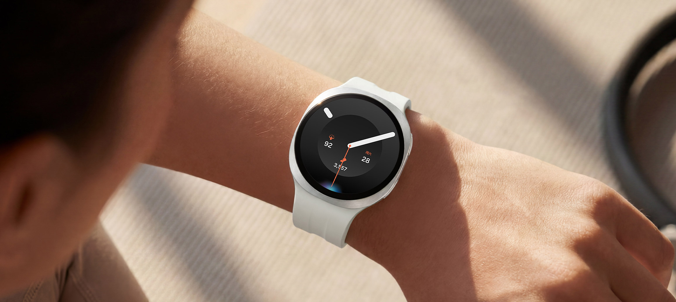 画面中的人物佩戴一块远空银色Galaxy Watch9，这款手表搭配白色运动表带。用户抬起手腕，通过Bixby向手表下达语音命令。手表屏幕显示Bixby图标，界面同步标注“询问Bixby”的字样。