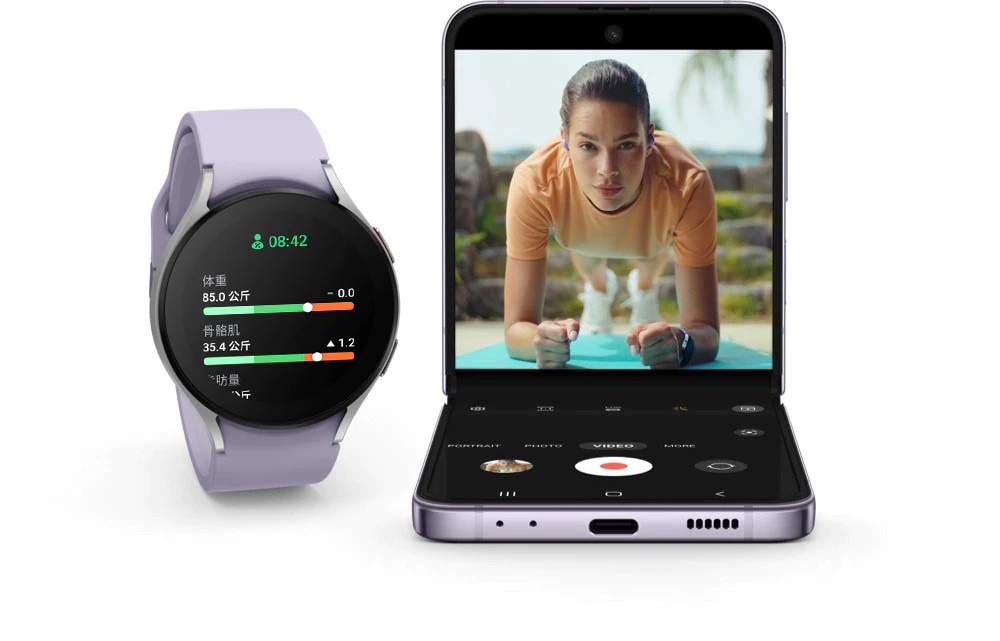 Galaxy Z Flip4在FlexCam下录制锻炼视频。旁边是一款Galaxy Watch5。