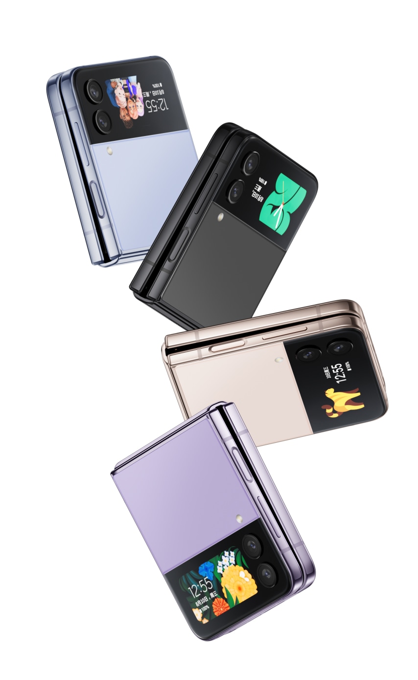 四部Galaxy Z Flip4手机，从侧面和前盖角度来看，全部处于折叠状态。分别为蓝海假日、哥特太空、繁樱花园和幽紫秘境配色。每个外屏均显示不同的可自主设置的表盘。
