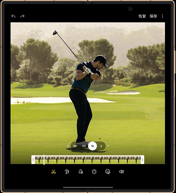 一段视频表达已完成拍摄，正在展开状态的Galaxy Z Fold7宽大内屏上编辑处理。