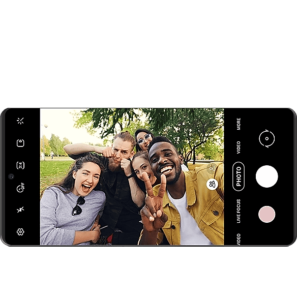 Bixby'nin Galaxy kontrol özellikleriyle geniş selfie modunda insanların selfie çekimlerini gösteren bir kamera ekranı.