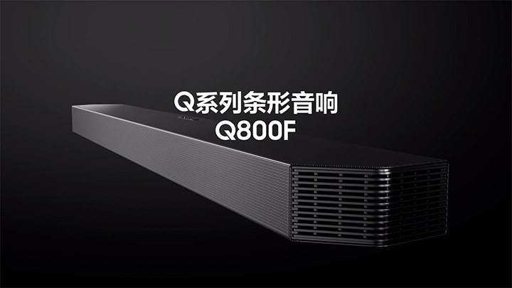 条形音响 HW-Q800F(2025)下方的墙面上。可见发散的声波，电视屏幕上呈现抽象的黑色波浪背景。